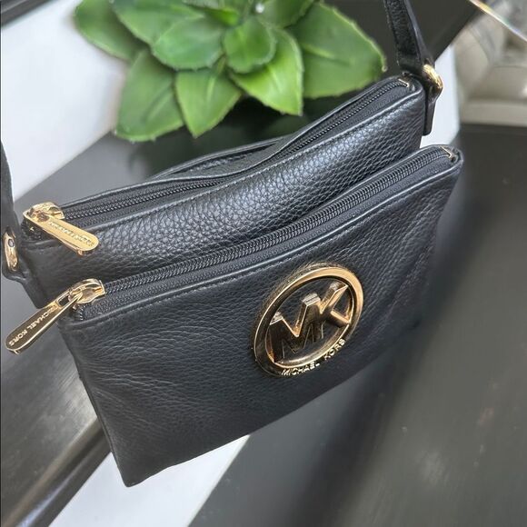 Michael Kors, genuine leather shoulder, Crossbody purse organizer like new - Picture 3 of 12